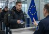 ЕС ограничил временную защиту для новых заявителей из Украины: кого затронули правила Временная защита в ЕС для новых заявителей из Украины теперь требует подтверждения выполнения воинских обязанностей или законного выезда.