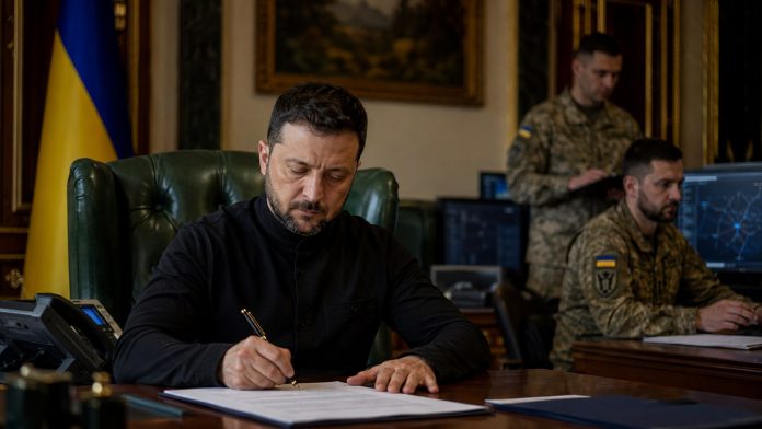 Новый праздник в Украине будут ежегодно отмечать 8 августа. Зеленский учредил День войск связи и кибербезопасности ВСУ. Новый праздник в Украине будут ежегодно отмечать 8 августа. Зеленский учредил День войск связи и кибербезопасности ВСУ.