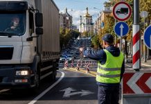 В Киеве изменят правила движения грузовиков с 3 сентября 2026: когда въезд будет запрещен Движение грузовиков в Киеве с 3 сентября изменится: въезд машин более 4,5 тонны ограничат с 06:00 до 10:00 и с 16:00 до 20:00.