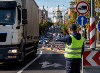 В Киеве изменят правила движения грузовиков с 3 сентября 2026: когда въезд будет запрещен Движение грузовиков в Киеве с 3 сентября изменится: въезд машин более 4,5 тонны ограничат с 06:00 до 10:00 и с 16:00 до 20:00.
