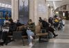 Киевский метрополитен закупит 3 600 стульев для пассажиров во время тревог Киевский метрополитен закупит 3 600 складных стульев за 1,87 млн грн для размещения пассажиров на станциях во время воздушных тревог.