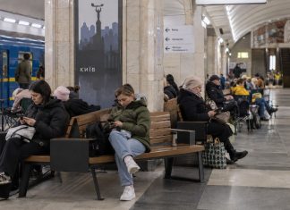Киевский метрополитен закупит 3 600 стульев для пассажиров во время тревог Киевский метрополитен закупит 3 600 складных стульев за 1,87 млн грн для размещения пассажиров на станциях во время воздушных тревог.