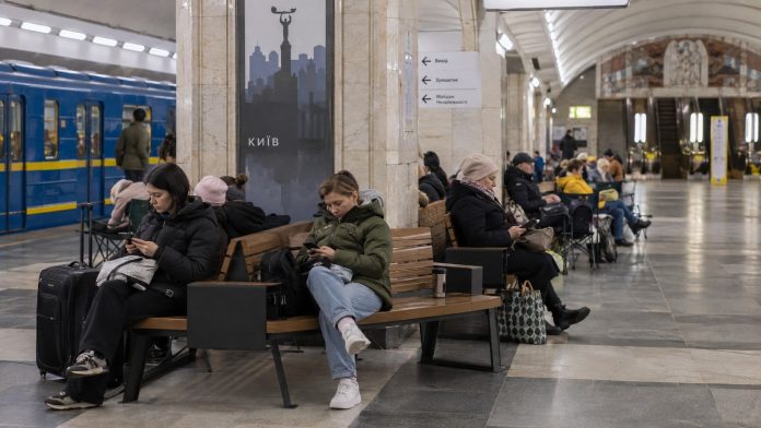 Киевский метрополитен закупит 3 600 складных стульев за 1,87 млн грн для размещения пассажиров на станциях во время воздушных тревог.