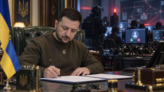 Уголовная ответственность за мошеннические колл-центры введена в Украине: Зеленский подписал закон, предусматривающий до 12 лет лишения свободы. Уголовная ответственность за мошеннические колл-центры введена в Украине: Зеленский подписал закон, предусматривающий до 12 лет лишения свободы.