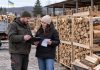 Сколько стоит куб дров в Украине в 2026 году: где заказать древесину и как не переплатить за доставку Как купить дрова в Украине в 2026 году: официальные цены 950–1 400 грн за м³, лимит 15 м³, заказ через лесничество и «ДроваЄ», правила оплаты и доставки.