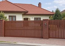 Как расстояние между штакетинами влияет на приватность, прочность и стоимость забора?
