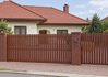 Как расстояние между штакетинами влияет на приватность, прочность и стоимость забора?