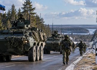 Эстония готовится к возможной агрессии России и переносит войска ближе к границе Эстония усиливает границу с Россией, передислоцирует войска и закупает HIMARS и Chunmoo в рамках стратегии «активной обороны».