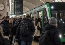 В Киеве изменили график зеленой линии метро: когда действует специальный режим Метро Киева на зеленой линии работает по специальному графику с 7:30 до 10:00 и с 16:00 до 20:00 из-за ограничений на Южном мосту.