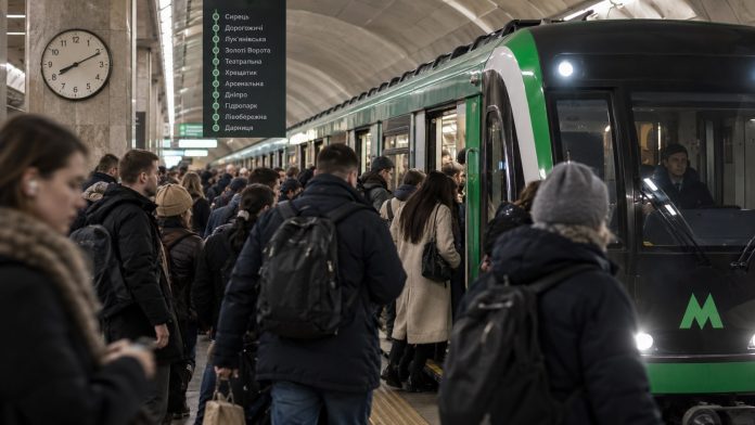 Метро Киева на зеленой линии работает по специальному графику с 7:30 до 10:00 и с 16:00 до 20:00 из-за ограничений на Южном мосту. Метро Киева на зеленой линии работает по специальному графику с 7:30 до 10:00 и с 16:00 до 20:00 из-за ограничений на Южном мосту.