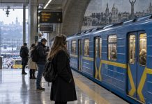 Электротранспорт Киева остановился в 3 районах: что происходит с метро 9 октября 2026 Электротранспорт Киева частично остановился 9 октября в 3 районах из-за проблем с напряжением. КГГА сообщила, как работает зеленая линия метро.