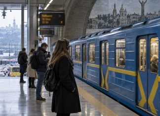 Электротранспорт Киева остановился в 3 районах: что происходит с метро 9 октября 2026 Электротранспорт Киева частично остановился 9 октября в 3 районах из-за проблем с напряжением. КГГА сообщила, как работает зеленая линия метро.