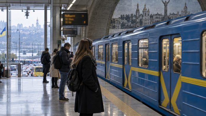 Электротранспорт Киева частично остановился 9 октября в 3 районах из-за проблем с напряжением. КГГА сообщила, как работает зеленая линия метро. Электротранспорт Киева частично остановился 9 октября в 3 районах из-за проблем с напряжением. КГГА сообщила, как работает зеленая линия метро.