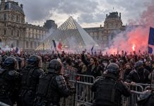 Беспорядки во Франции: власти вводят частичный комендантский час, протестующие закрыли Лувр Беспорядки во Франции 19 октября: власти ввели локальный комендантский час, студенты заблокировали Лувр. Последние новости из Парижа и Марселя.