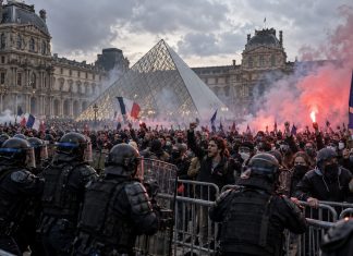 Беспорядки во Франции: власти вводят частичный комендантский час, протестующие закрыли Лувр Беспорядки во Франции 19 октября: власти ввели локальный комендантский час, студенты заблокировали Лувр. Последние новости из Парижа и Марселя.