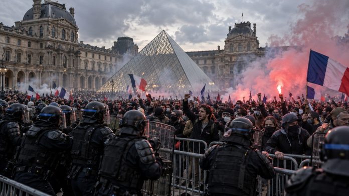 photo_5382Беспорядки во Франции 19 октября: власти ввели локальный комендантский час, студенты заблокировали Лувр. Последние новости из Парижа и Марселя.102301662717097_w Беспорядки во Франции 19 октября: власти ввели локальный комендантский час, студенты заблокировали Лувр. Последние новости из Парижа и Марселя.